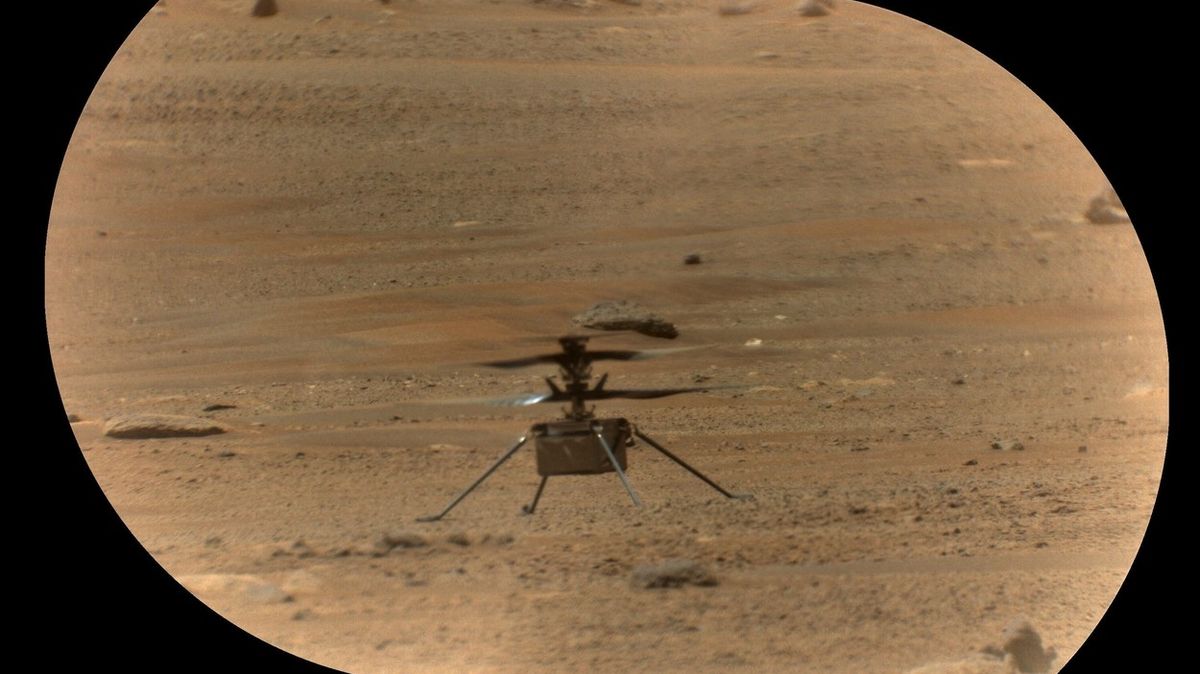 Další let vrtulníčku na Marsu odložen kvůli anomálii